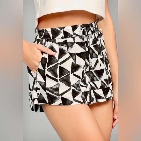 Jack By BB Dakota Franco White Print Shorts - Large | NWOT - Pull-On Drawstring - Picture 1 of 10